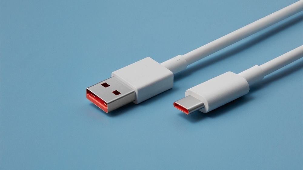 کابل سفید USB-C روی پس‌زمینه آبی