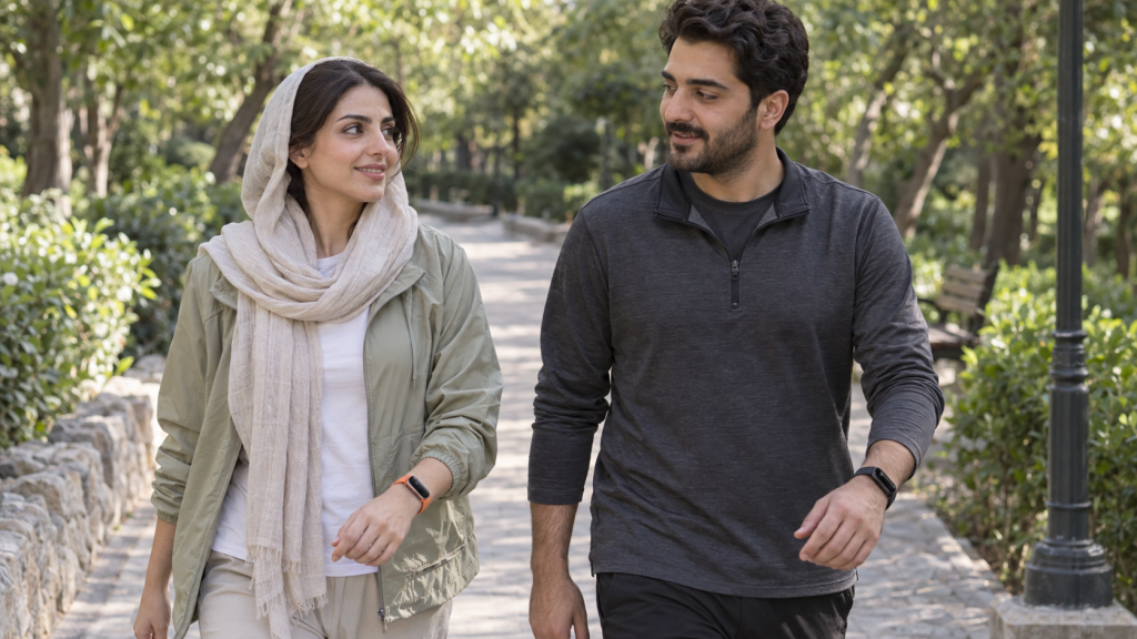 زن و مرد با می بند ۹ شیائومی و بندهای نارنجی و مشکی روی مچ